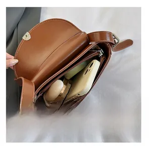 Vista interna della borsa a sella marrone con scomparto principale e zip interna