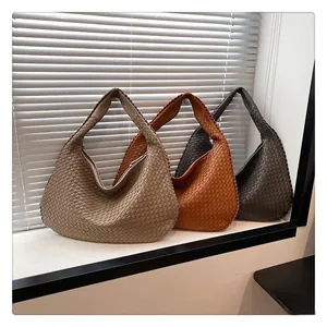 Dettaglio della trama intrecciata e dell'artigianalità della borsa hobo di grandi dimensioni