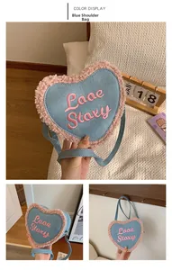 Détail du sac à bandoulière en denim en forme de cœur avec garniture en peluche rose douce