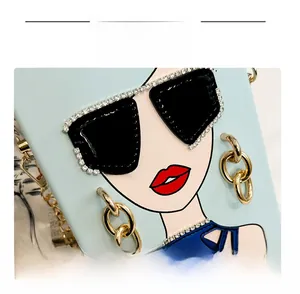 Detailansicht der hellblauen Box-Tasche mit Graffiti-Mädchen und Strass-Sonnenbrille