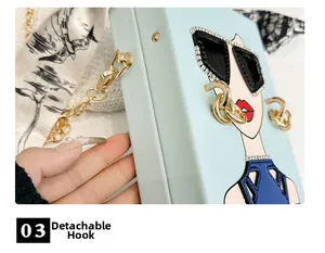 Detail des goldenen abnehmbaren Hakens und des bedruckten Seidenriemens der Handtasche