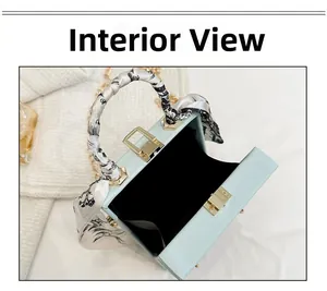 Detailansicht der Innenseite der hellblauen Box-Tasche mit Seidenschal-Griff und Goldbeschlag