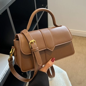 Sac à bandoulière marron vintage avec poignée supérieure et détails dorés, style chic