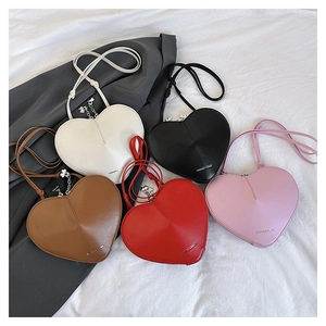 Détail de sacs bandoulière en forme de cœur en cinq couleurs avec cuir PU lisse