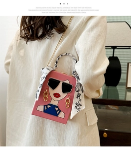 Rosa Box-Tasche mit Cartoon-Fashion-Print, Goldkette und Seidenschal-Detail