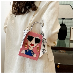 Detail der rosa Abendtasche mit Comic-Porträt Illustration und Seidenschal-Griff