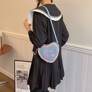 Sac à bandoulière en denim en forme de cœur bleu clair avec bordure rose et broderie