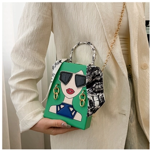 Detail der grünen Handtasche mit Frauen-Illustration, Deko-Ohrringen und Seidenschal-Griff