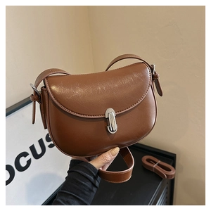 Dettaglio borsa a sella vintage marrone scuro con chiusura a rotazione argento in PU