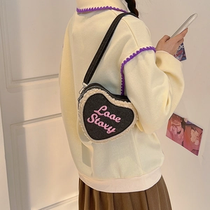 Sac à bandoulière en denim en forme de cœur style Y2K avec bordure en peluche crème