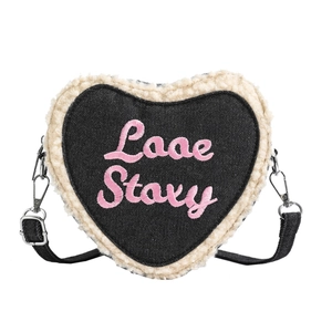 Sac bandoulière cœur noir minimaliste avec bordure en peau lainée et broderie