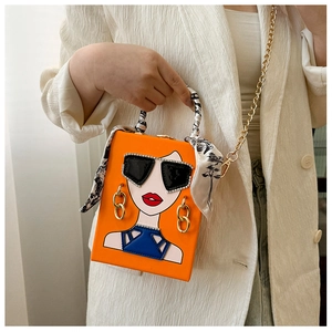 Detail der orangefarbenen Handtasche mit Mode-Illustration, Seidenschal und Goldkette
