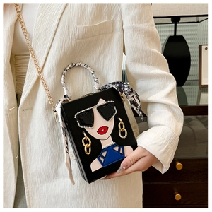 Detail der schwarzen Box-Tasche mit Modeporträt, Strassbrille und Seidengriff