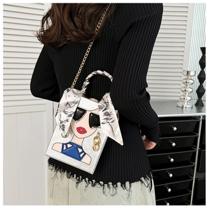 Silberne Umhängetasche mit Cartoon-Print, Kettenriemen und mit Seidentuch Griff