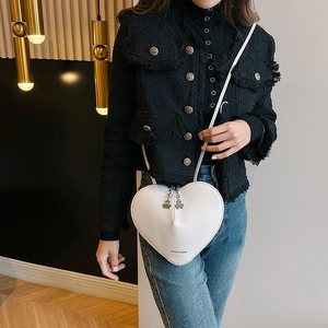 Sac bandoulière cœur blanc minimaliste avec pendentifs trèfle argentés et fermeture éclair