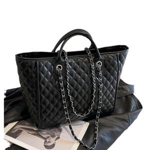Quilted tote bag with chain strap and large capacity in classic black leather texture