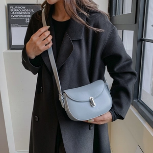 Elegante borsa a sella in pelle celeste con fibbia argento e tracolla a catena