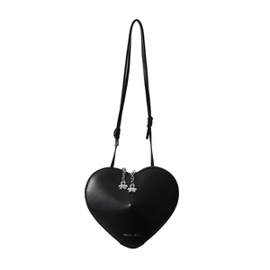 Sac bandoulière minimaliste en cuir noir en forme de cœur avec détail trèfle argenté