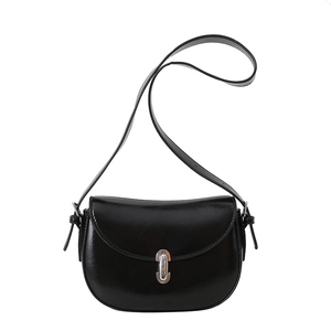 Borsa a sella classica in pelle nera con fibbia ovale argento e tracolla regolabile