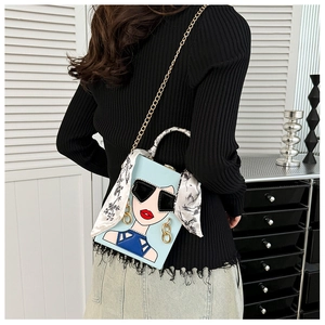 Detail einer blauen Box-Clutch mit Pop-Art-Mädchen-Illustration und Seidenschal-Griff
