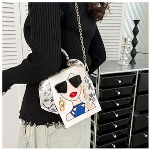 Detail der weißen Abendtasche mit Mode-Illustration, Goldkette und Twilly-Seidenschal