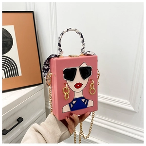 Details der rosa Abendtasche mit modischem Frauenporträt und Sonnenbrille aus Strasssteinen