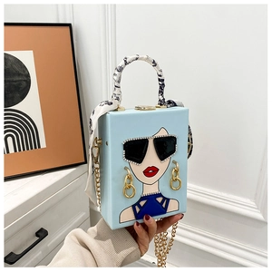 Detailansicht der hellblauen Abendtasche mit Pop-Art-Porträt und eleganter Metallkette