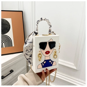 Details einer weißen Box-Clutch mit modischem Porträt-Print und Seidentuch-Griffdekor