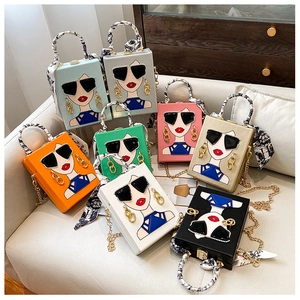 Detailansicht der Vintage Hartschalen Abendtaschen in acht Farben mit Cartoon Portraits