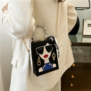 Schicke schwarze Abendtasche mit Pop-Art-Porträt und goldenem Ketten-Schultergurt