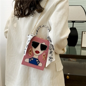 Rosafarbene Abendtasche mit Illustration und Seidentuch-Griff an einem Model