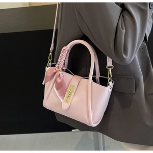 Vue détaillée du sac à main en cuir litchi rose avec foulard et fermoir doré