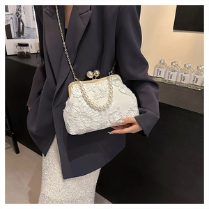 Détail du sac vintage avec broderie florale 3D, poignée en perles et chaîne dorée