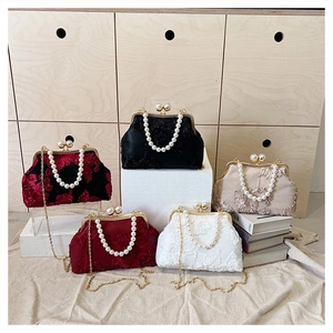 Détail de sacs à main vintage avec broderie de dentelle exquise et poignées en perles