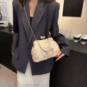 Sac coquille beige vintage avec broderie florale, poignée perle et chaîne dorée