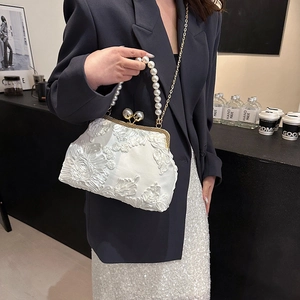 Sac coque vintage en dentelle florale blanche avec poignée en perles et chaîne dorée