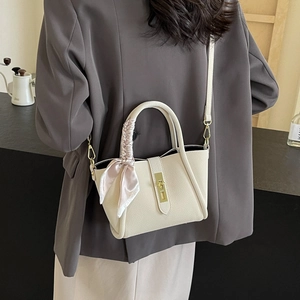 Sac seau en cuir grainé crème avec foulard en soie rose et fermoir doré chic