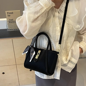 Sac seau noir minimaliste à texture litchi avec fermoir doré et foulard décoratif