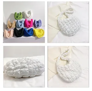 Detailansicht der gesteppten Cloud Bag mit weicher Textur und modischem Plissee-Design