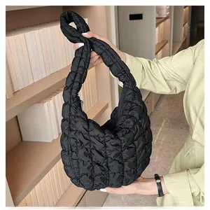 Detail der schwarzen gesteppten Wolktasche mit Nylon-Textur und breitem Gurt