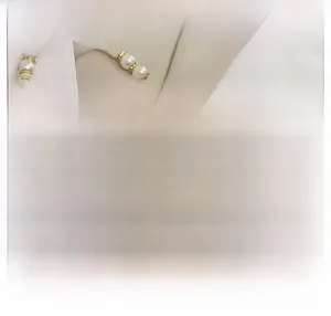 Dettaglio macro della borsa da sera con strass scintillanti e ornamento in gemma blu