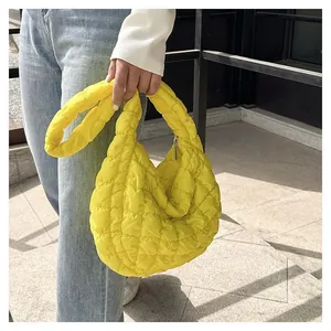 Detail der leuchtend gelben gesteppten Cloud-Bag mit weicher Puffer-Struktur und Reißverschluss