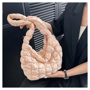 Detailansicht der rosa gesteppten Blasenstruktur und des weichen Stoffes der Handtasche