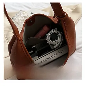 Vista interna dell'ampia capacità di questa borsa tote in ecopelle color caramello