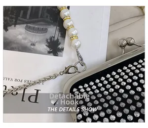 Dettaglio del gancio rimovibile e della catena di perle con strass sulla borsa