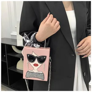 Detail der rosa Box-Tasche mit modischem Mädchen-Print und Seidentuch am Griff