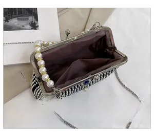 Dettaglio del manico di perle e fodera interna della borsa da sera con strass