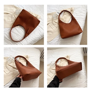 Dettaglio della borsa hobo in pelle martellata color caramello dal design minimal