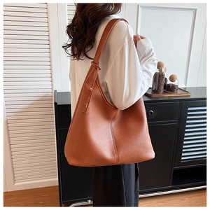Borsa a spalla in pelle litchi marrone con targhetta di marca e design Hobo minimalista
