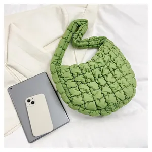 Detail der grünen gesteppten Bubble-Tasche aus Nylon mit Smartphone für Größenvergleich